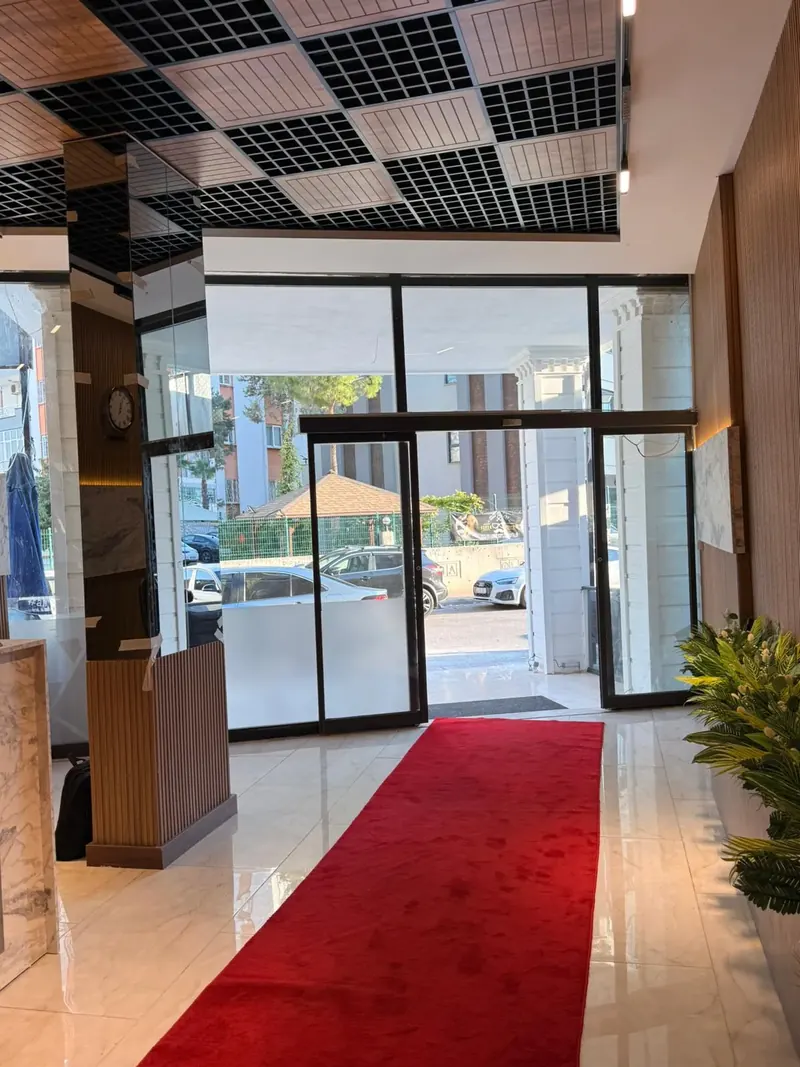Otelin cam kapılı girişi ve ahşap ızgara tavan