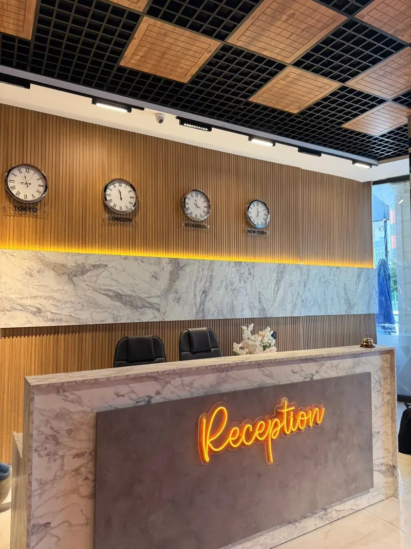 Resepsiyon açılı görünüm: dünya saatleri ve mermer banko