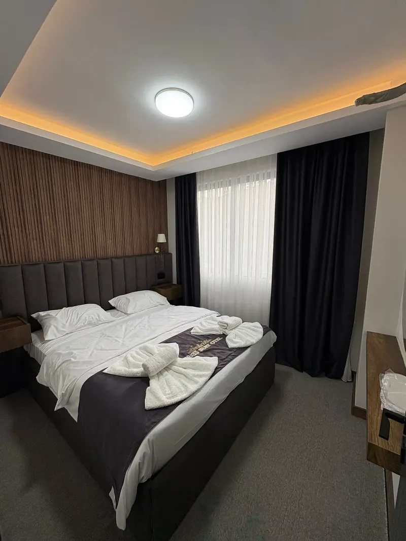 Kral Suit yatak odası, pencere ve sıcak dolaylı aydınlatma