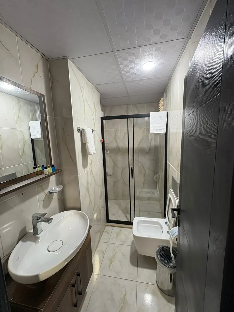 Standart Oda banyosu: lavabo, ayna ve duşakabin