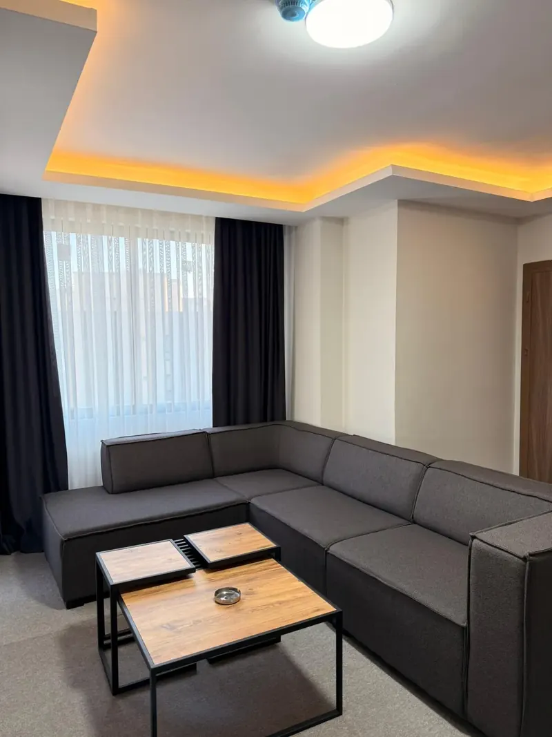 Suit odada köşe kanepe ve ahşap sehpa